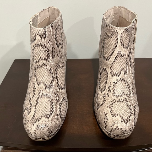 🤎 Animal Print Wedge Ankle Boots 🤎 - Picture 2 of 6